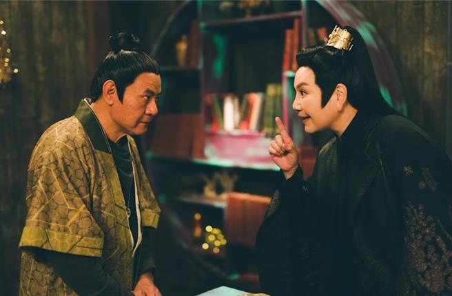 蔡振南（左）也加入《孟婆客栈》剧场版演出，右为唐美云。（唐美云歌仔戏团提供）