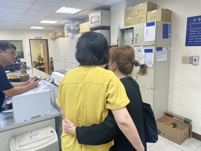 许姓被害人拥抱警方，感谢警方协助。（图 / 新北市刑大提供）