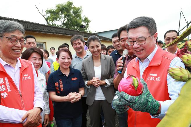 行政院长卓荣泰（右一）13日赴南投县视察红龙果外销供果园。图／农业部