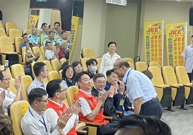行政院长卓荣泰13日参访位在台中市太平区的昆兆益精密工业股份有限公司。（冯惠宜摄）