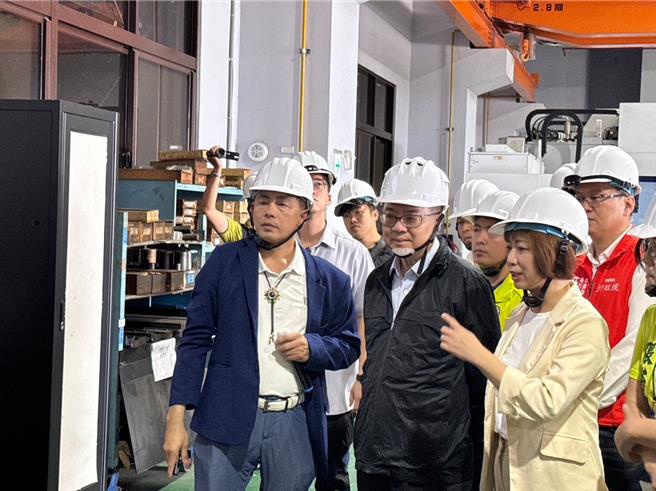 行政院长卓荣泰13日在立委何欣纯陪同下参访位在台中市太平区的昆兆益精密工业股份有限公司。（何欣纯提供／冯惠宜台中传真）