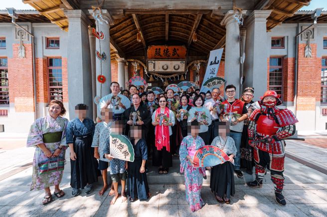 贵宾们共同手持祈福的注连绳，一起见证武德殿落成百年。（高市文化局提供／杨舒婷高雄传真）