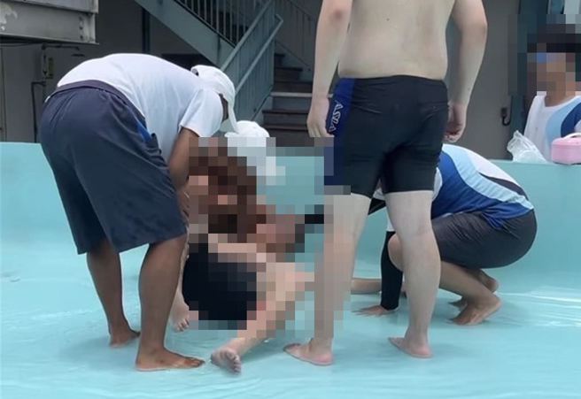 一名男游客13日到六福水乐园玩「海神飞艇」，疑从艇上摔落到滑水道设施上，被目前游客拍下。（照片来源threads／罗浚滨新竹传真）