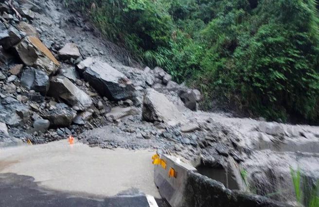 嘉縣道159甲線28K處再度出現土石流、落石，目前該路段已預警性封路。（嘉義縣政府提供／呂妍庭嘉義傳真）