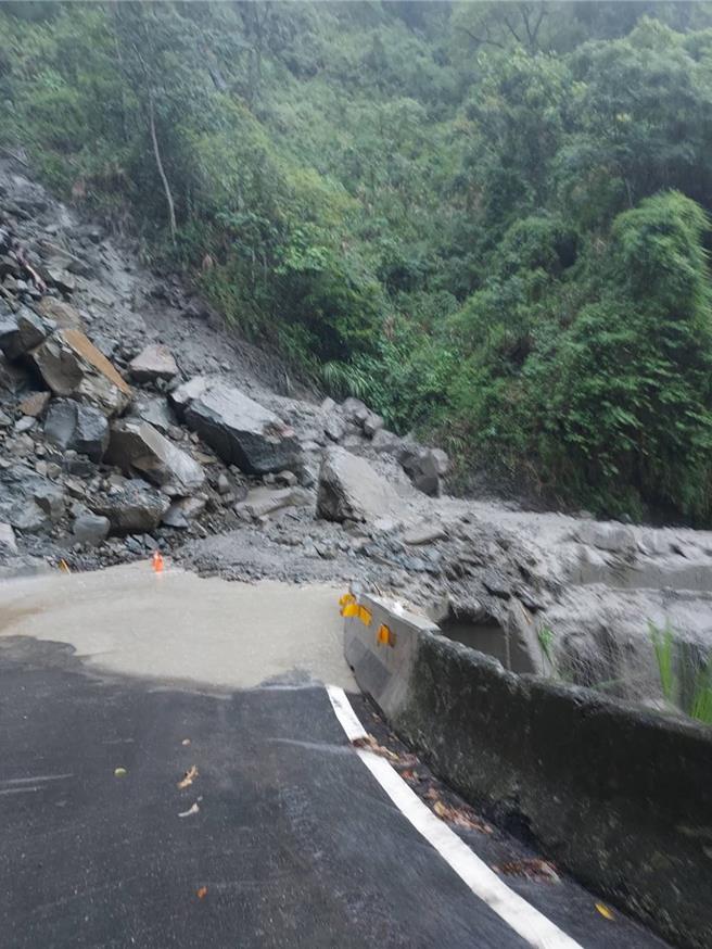 嘉縣道159甲線28K處再度出現土石流、落石，目前該路段已預警性封路。（嘉義縣政府提供／呂妍庭嘉義傳真）