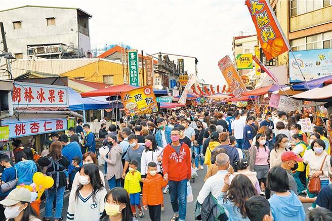 高雄市旗山老街每到假日吸引大量人潮，旗山老街商圈促进会荣获高雄市商圈代表，8月将参加中央举办的全国卓越商圈奖。（资料照片／林雅惠高雄传真）
