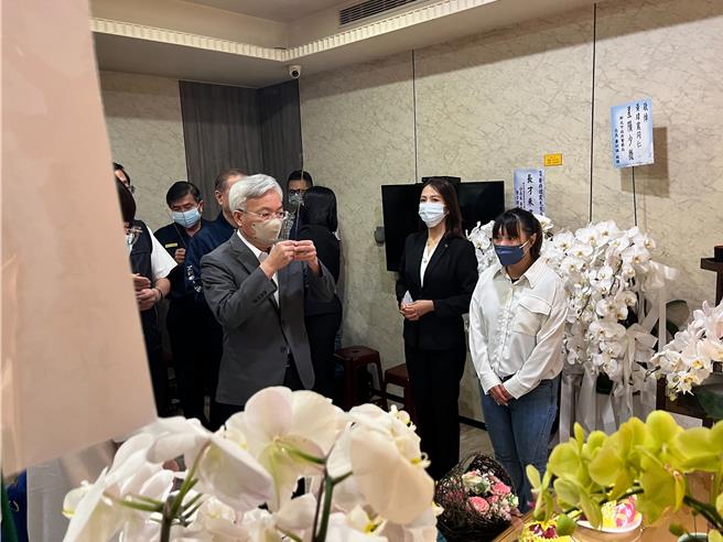 警政署长张荣兴到殉职警员黄玮震灵前上香。（王扬杰摄）