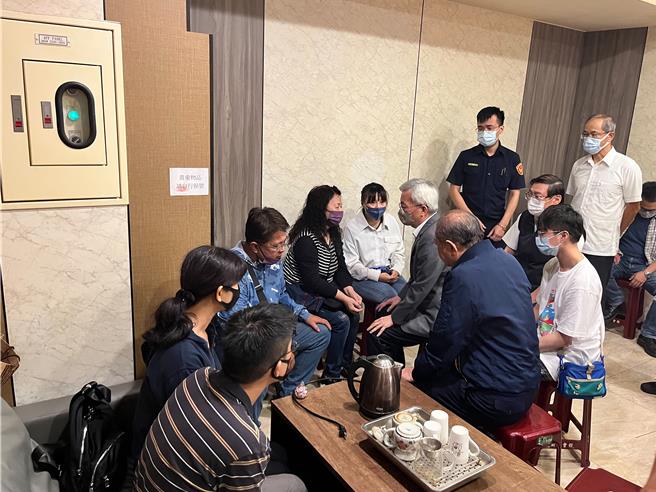 警政署长张荣兴慰问殉职警员黄玮震的家属，场面哀戚。（王扬杰摄）