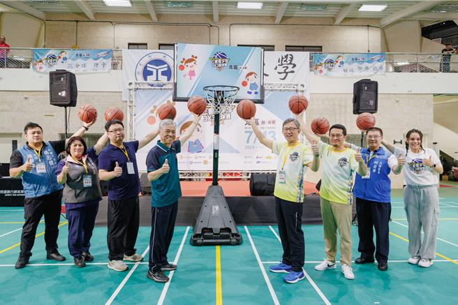 客委会副主任委员范佐铭（左四）、桃园市府副市长王明鉅（右四）、客家局局长范姜泰基（右三）、原住民族委员会科长毛原挺（左三）共同为比赛揭开序幕。（桃园市客家事务局提供）