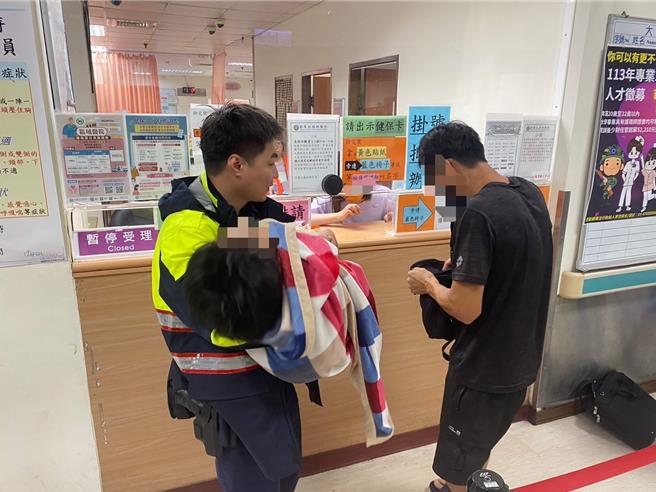 李姓父子从外地来桃园市龙潭郊区的野溪游玩，过程中5岁李童疑似误饮溪水，造成腹部绞痛身体蜷缩、脸色发白且全身无力，警方协助送医。（翻摄照片）