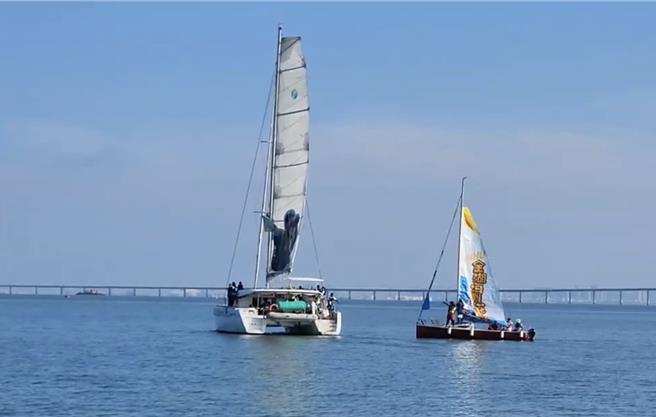 岳明国中小「光脚号」、「阿莫号」帆船跳岛接力今抵金门，会合古寧国小、安澜国小3校近40名师生环航金门海域向大海致敬。（图／民眾提供）