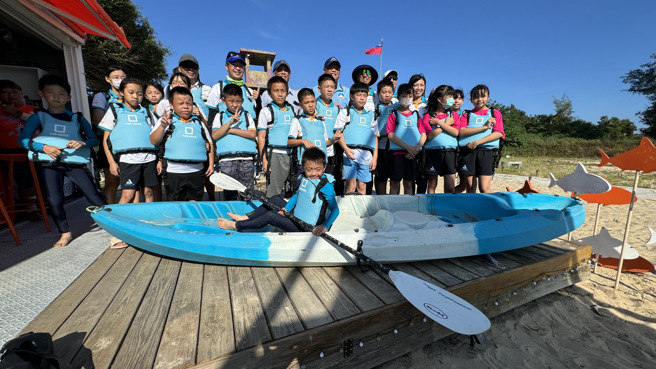 3校师生前往「海之风料罗湾营地」进行水上课程共学，包括独木舟体验、SUP及OP帆船等体验。（于家麒摄）