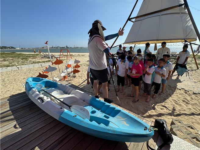 3校师生前往「海之风料罗湾营地」进行水上课程共学，包括独木舟体验、SUP及OP帆船等体验。（于家麒摄）