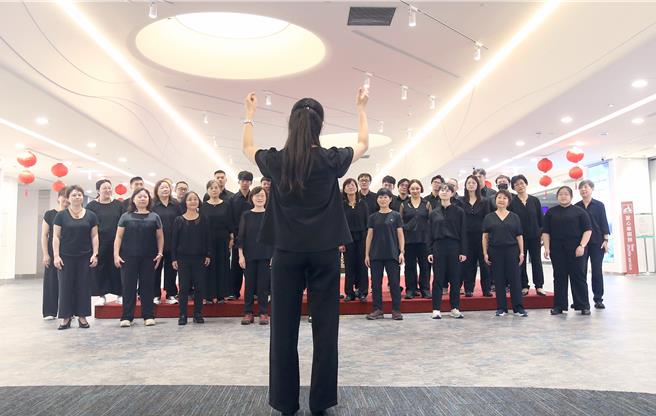 師友合唱團13日出發前往紐西蘭參加世界合唱比賽，行前在機場內快閃獻唱。（范揚光攝）