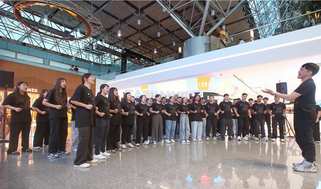 尼布恩合唱團13日出發前往紐西蘭參加世界合唱比賽，行前在機場內快閃獻唱。（范揚光攝）