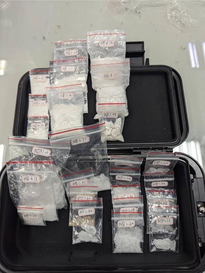 八德警分局現場查扣海洛因約72公克 、安非他命約67克 、愷他命約56克 、卡西酮菸草約543公克等毒品。（八德警分局提供）