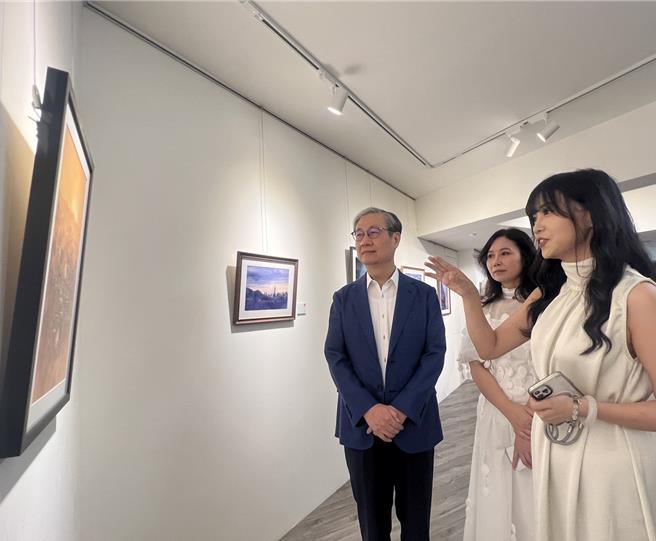 兰岚（右）、彭岚（中）为移民署长钟景琨（左）导览并介绍画作及创作理念。（翻摄照片／林郁平台北传真）