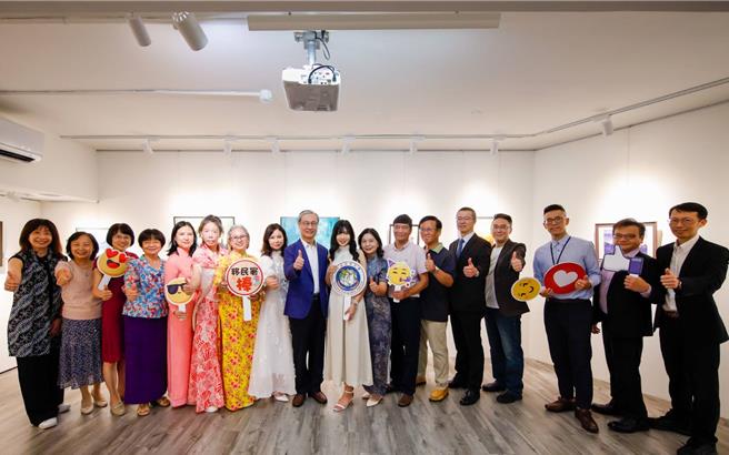 移民署长钟景琨（左9）、大陆委员会法政处长周鸣瑞（右5）、海峡交流基金会法律处科长陈颖庆（右4）、新住民兰岚（右9）、新住民彭兰（左8）及与会贵宾合照。（翻摄照片／林郁平台北传真）