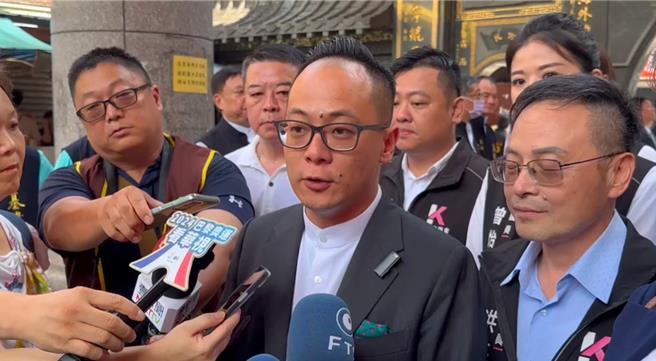 公民團體推動罷免基隆市長謝國樑，總統賴清德今日與表姪基隆市議長童子瑋（中）同台，引發外界聯想。童子瑋表示，賴到慶安宮揭匾，就是單純還願答謝，與罷免無關。（徐佑昇攝）