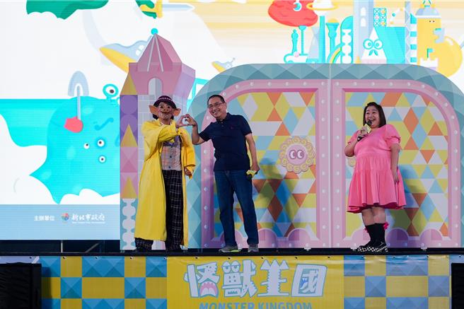 新北市長侯友宜化身「侯探長」與「豬探長」、活動代言人鍾欣凌一同為兒童藝術節揭開序幕。（新北市文化局提供）