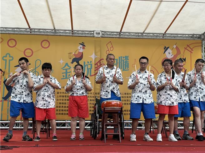 喜願家園「願子樂團」表演打擊樂、吉他、非洲鼓，精彩演出博得現場滿堂場。（陳淑娥翻攝）