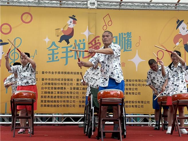 喜願家園「願子樂團」表演打擊樂、吉他、非洲鼓，精彩演出博得現場滿堂場。（陳淑娥翻攝）