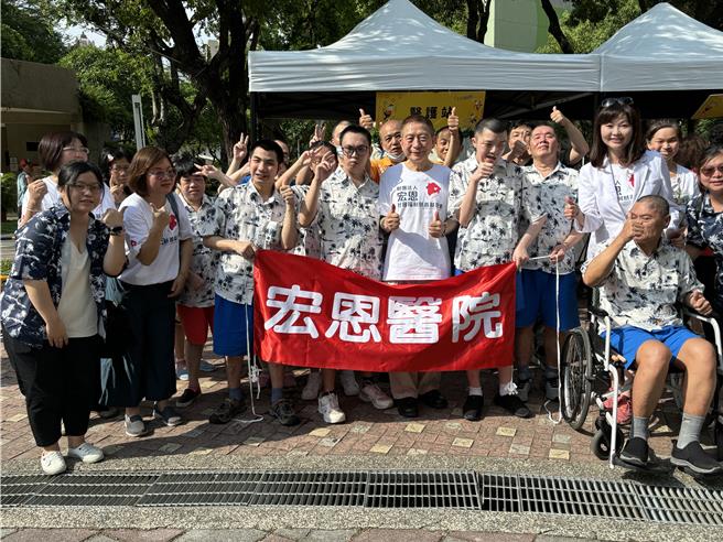 宏恩醫療團隊人員免費設置醫療救護站，讓在場民眾能得到妥善照護。（陳淑娥翻攝）