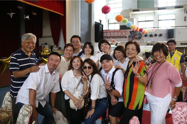 13日校方舉辦「大同60惜燈感恩餐會」，許多校友特地返校團圓。（嘉義市政府提供∕呂妍庭嘉義傳真）