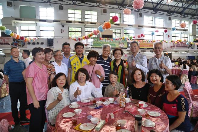 13日校方舉辦「大同60惜燈感恩餐會」，許多校友特地返校團圓。（嘉義市政府提供∕呂妍庭嘉義傳真）