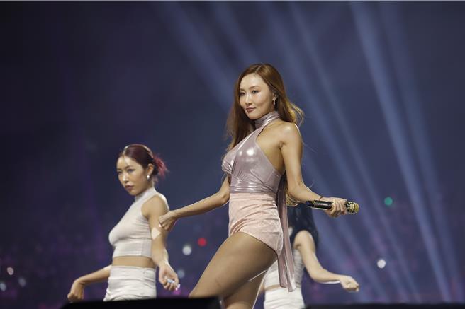 華莎穿上緊身露背漆皮上衣搭配熱褲登場。（JULIUS、TOBESOFT提供）