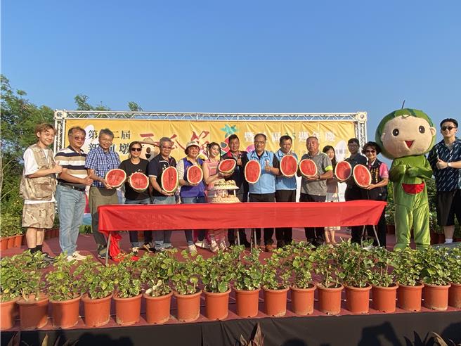 金门「第13届新前墩西瓜节」将于明日下午4点盛大登场，主办单位准备了千份好礼要送给到场参与活动的乡亲。图为去年西瓜节开幕盛况。(于家麒摄)