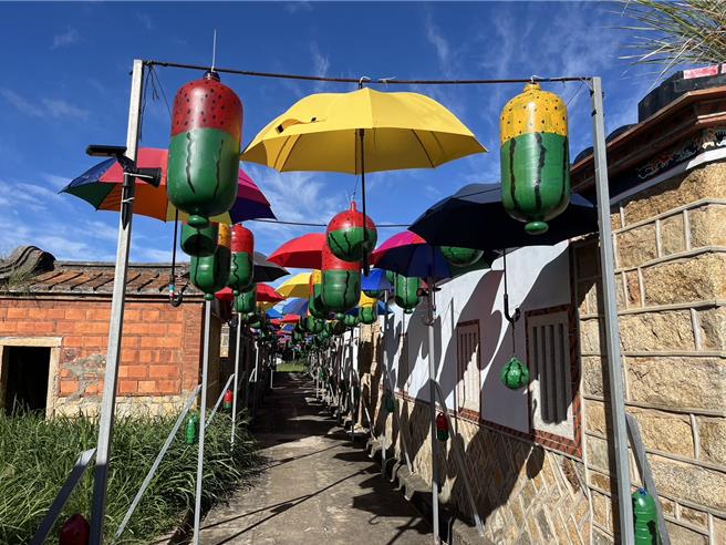 金门「第13届新前墩西瓜节」还有由志工自行打造的「瓜瓞绵延．雨伞情」装置艺术，让民眾打卡拍照。(图／民眾提供)