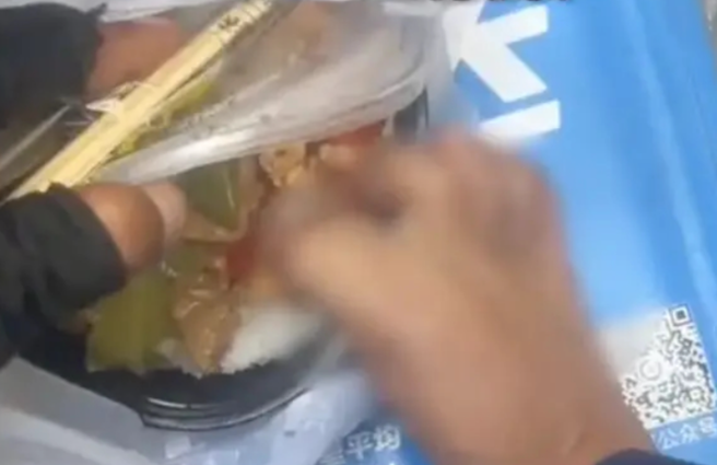 大陸有外送員疑似要報復顧客，竟對顧客的餐點吐口水，甚至有腳趾頭狂碰餐點。（圖／翻攝自微博）