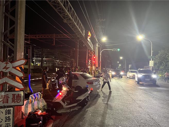 高雄市路竹区13日晚间8时许发生火车撞击汽车事件。（铁路警察局提供／杨舒婷高雄传真）