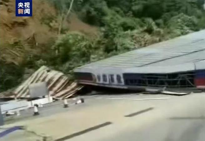 云南河口南溪一加油站背后突发山崩致2死1伤。（大陆央视）