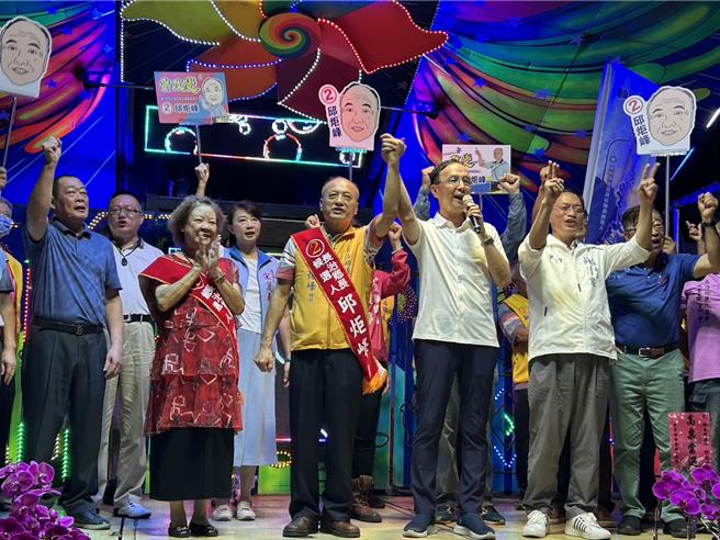 國民黨主席朱立倫13日晚間出席屏東縣長治鄉長補選邱炬峰競選總部成立大會，他稱讚邱炬峰是腳踏實地的人。（謝佳潾攝）