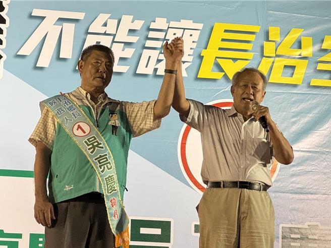 被視為泛綠的吳亮慶則有曹啟鴻站台，曹啟鴻說，基層選舉不是政黨對抗。（謝佳潾攝）