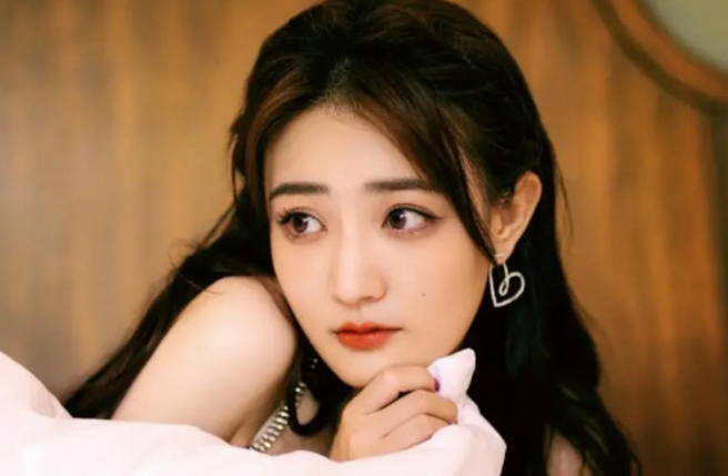 徐璐挥别渣男4年，与同剧男星同游日本被拍到，让粉丝超级开心。（图／微博@徐璐）