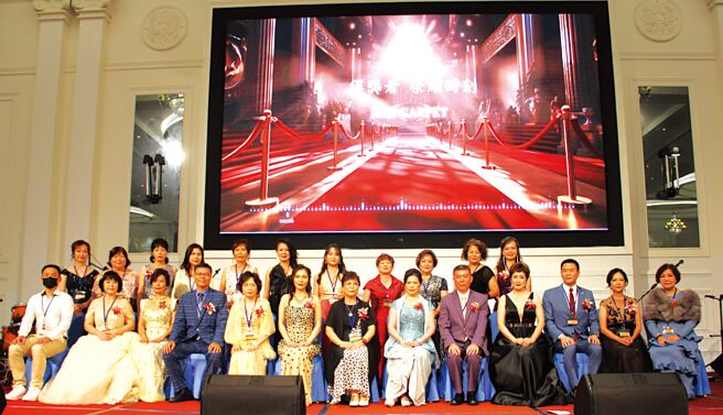 CCE中华资金交易所表扬大会，全体获奖者们大合照。图／神说国际提供