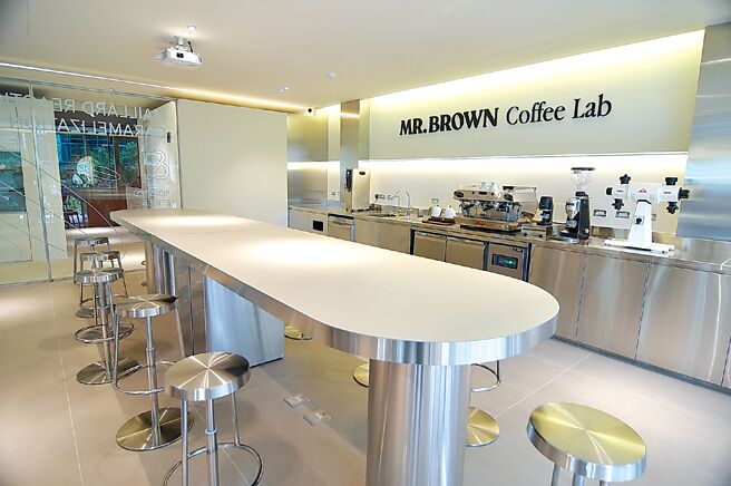 〈伯朗咖啡馆 南京概念店〉三楼会议室空间与咖啡实验室空间，可供上课讲座使用。图／姚舜