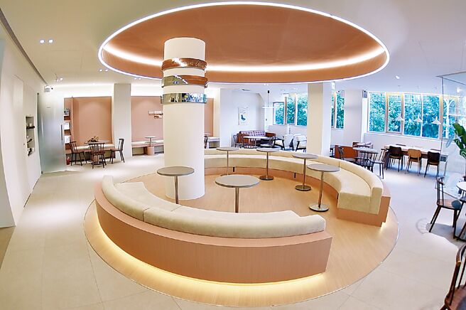 〈伯朗咖啡馆 南京概念店〉二楼的中央圆环沙发区，时尚现代、舒适自在。图／姚舜