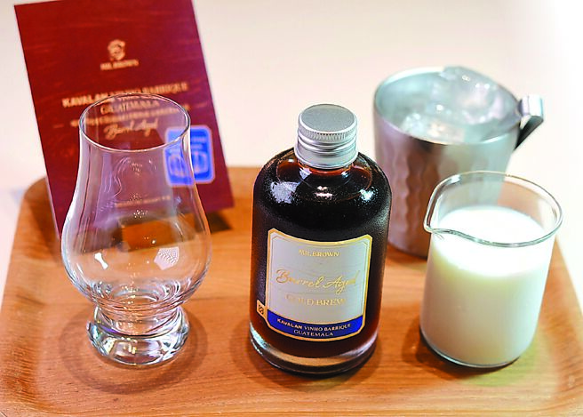 〈桶陈咖啡三重奏〉提供三种不同威士忌木桶的不同产区咖啡豆选择，客人可以加牛奶、冰块，或纯饮三种不同喝法享受这款咖啡。图／姚舜