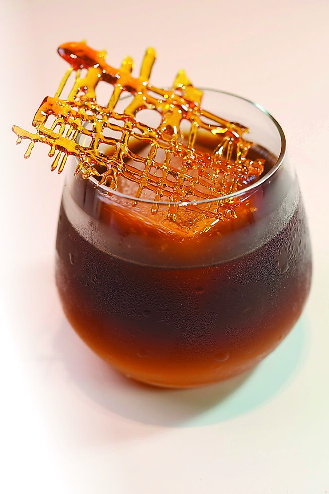 创意特调系列中的〈糖葫芦冷萃〉，以是冷萃印尼苏拉威西咖啡搭配糖浆和焦糖脆片呈现。图／姚舜