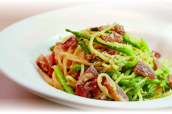 〈伯朗咖啡馆 南京概念店〉的〈培根芦笋鯷鱼义大利麵〉，吃得出鯷鱼的咸香与芦笋的清甜，风味口感极佳。图／姚舜