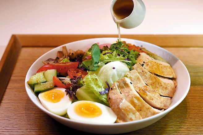 〈舒肥鸡肉沙拉〉内有舒肥鸡胸肉、蔬菜沙拉、溏心蛋，以及炙烤栉瓜、菇蕈、红椒与渍洋葱等。图／姚舜
