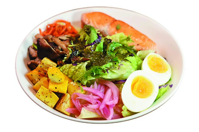 〈烤鲑鱼野菇罗勒沙拉〉有香煎鲑鱼、生菜、紫洋葱、栉瓜、胡萝卜，以及溏心蛋，并以青酱提味。图／姚舜