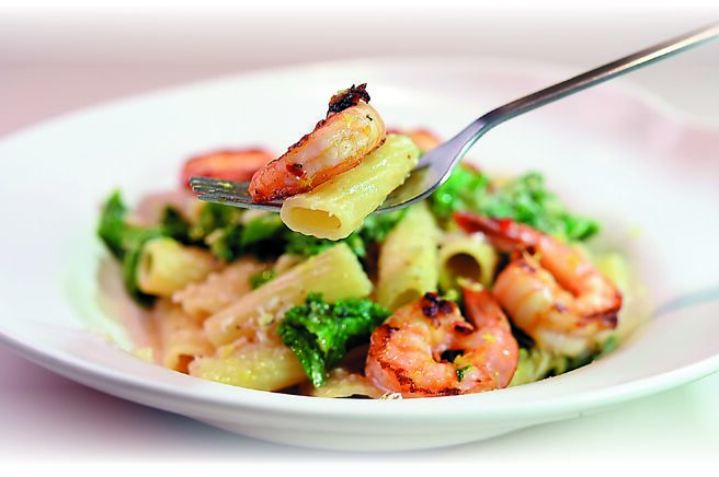 〈清爽鲜虾柠檬水管麵〉的柠檬酸香与帕玛森起司咸香很开胃，香煎草虾带有一点焦香，水管麵很Aldente。图／姚舜