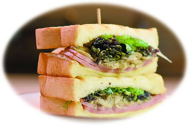 〈松露蘑菇火腿厚烤三明治〉烤厚吐司的内馅有爱曼达起司、综合生菜、火腿，并以松露奶油酱提味。图／姚舜