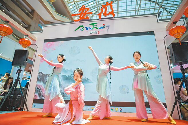 今年旅展陆方有155名官员及业者来台参与，并设置70多个摊位。（郭吉铨摄）