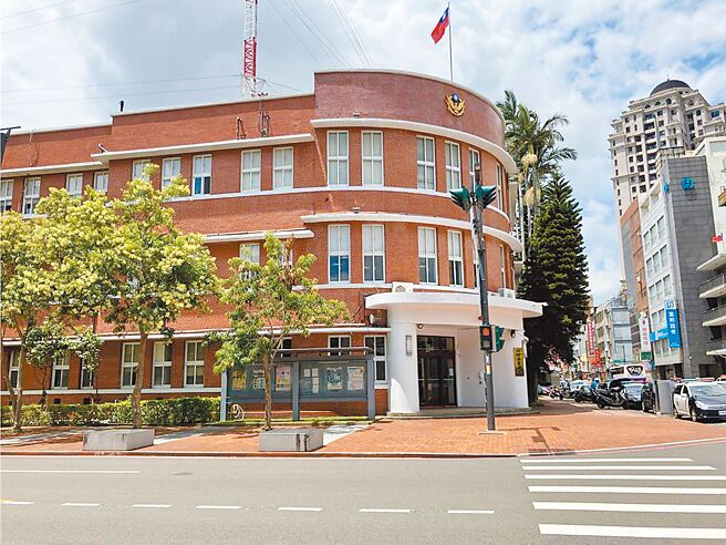 新竹市警局爆员警涉嫌协助民眾撤销交通违规白单，检调11日传唤30人讯问，声押21人，为竹市警政史上最大规模。（王惠慧摄）